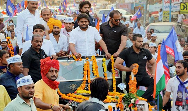 गुजरात चुनाव : कांग्रेस को हार्दिक की “ हाँ ” , मुश्किल में आ सकती हैं बीजेपी hardik said yes to congress bjp in trouble