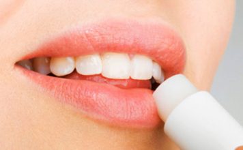2 मिनिट में होंठो का कालापन दूर करें Remove lip darkness in 2 minutes
