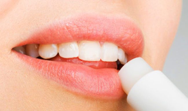 2 मिनिट में होंठो का कालापन दूर करें Remove lip darkness in 2 minutes