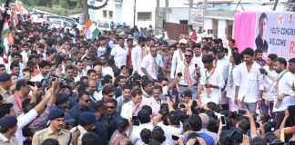 गुजरात चुनाव: व्यापारियों के बीच पहुचे राहुल, आगे मोदी मोदी नारे ,हुई हाथापाई rahul in surat with businessman