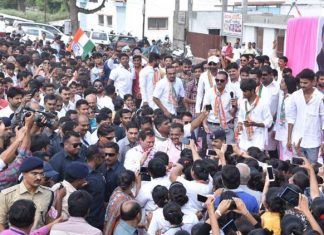 गुजरात चुनाव: व्यापारियों के बीच पहुचे राहुल, आगे मोदी मोदी नारे ,हुई हाथापाई rahul in surat with businessman