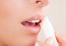 सर्दी में फटे हुए होठों से बचने के लिए घर पर ही बनाएं यह बाम To avoid the torn lips in winter, make this balm at home only