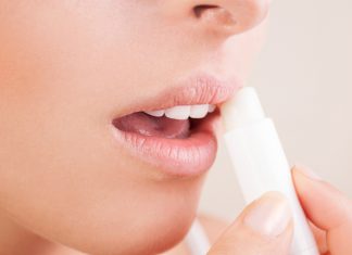 सर्दी में फटे हुए होठों से बचने के लिए घर पर ही बनाएं यह बाम To avoid the torn lips in winter, make this balm at home only