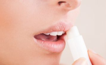 सर्दी में फटे हुए होठों से बचने के लिए घर पर ही बनाएं यह बाम To avoid the torn lips in winter, make this balm at home only