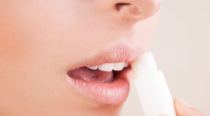 सर्दी में फटे हुए होठों से बचने के लिए घर पर ही बनाएं यह बाम To avoid the torn lips in winter, make this balm at home only