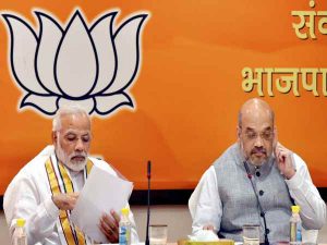 bjp in trouble in gujrat afte final survey