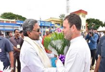 कर्णाटक चुनाव प्रचार के दौरान दिखा राहुल का नया अवतार, गन्ने के खेत में जाकर किसानो से मिले Rahul's new incarnation, during the Karnataka election campaign, met the farmers in the field of sugarcane