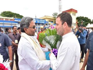 Rahul's new incarnation, during the Karnataka election campaign, met the farmers in the field of sugarcane
