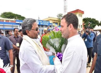 कर्णाटक चुनाव प्रचार के दौरान दिखा राहुल का नया अवतार, गन्ने के खेत में जाकर किसानो से मिले Rahul's new incarnation, during the Karnataka election campaign, met the farmers in the field of sugarcane