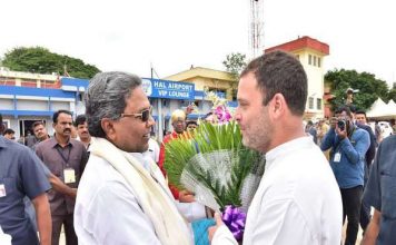 कर्णाटक चुनाव प्रचार के दौरान दिखा राहुल का नया अवतार, गन्ने के खेत में जाकर किसानो से मिले Rahul's new incarnation, during the Karnataka election campaign, met the farmers in the field of sugarcane