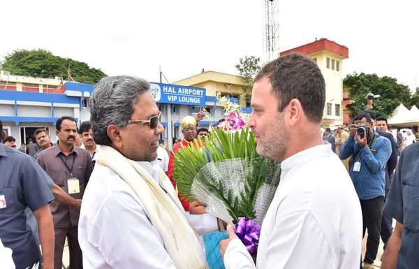 कर्णाटक चुनाव प्रचार के दौरान दिखा राहुल का नया अवतार, गन्ने के खेत में जाकर किसानो से मिले Rahul's new incarnation, during the Karnataka election campaign, met the farmers in the field of sugarcane