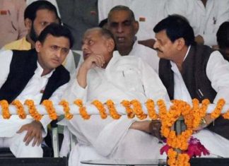 टूटे कुनबे को जोड़ने के लिए सपा की डिनर डिप्लोमेसी, राजा भैया और शिवपाल को भी न्यौता SP's dinner diplomacy to tied broken links