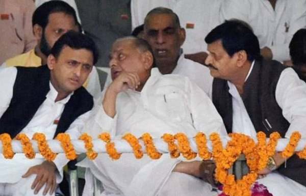 टूटे कुनबे को जोड़ने के लिए सपा की डिनर डिप्लोमेसी, राजा भैया और शिवपाल को भी न्यौता SP's dinner diplomacy to tied broken links