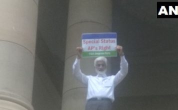 संसद भवन की छत में चढ़कर सांसद ने लहराया पोस्टर MP hoisted poster on the roof of parliament building