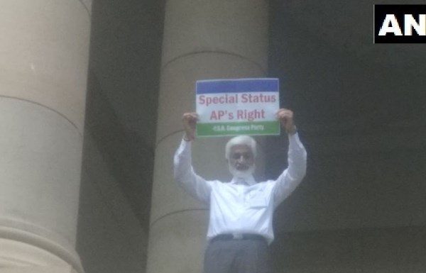संसद भवन की छत में चढ़कर सांसद ने लहराया पोस्टर MP hoisted poster on the roof of parliament building