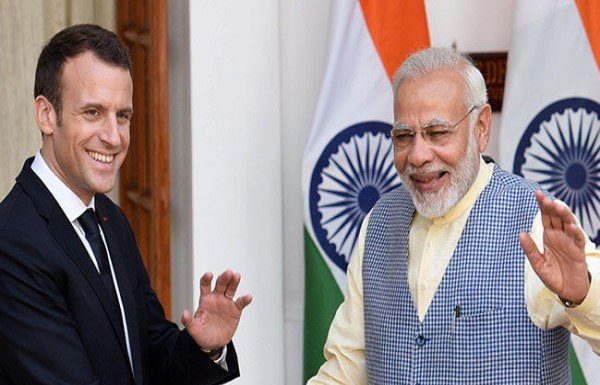 पीएम ने वाराणसी में किया 800 की योजनाओं का शिलान्यास, फ्रेच राष्ट्रपति ने बांधे मोदी के तारीफों के पुल Prime Minister laid the foundation stone of 800 plans in Varanasi