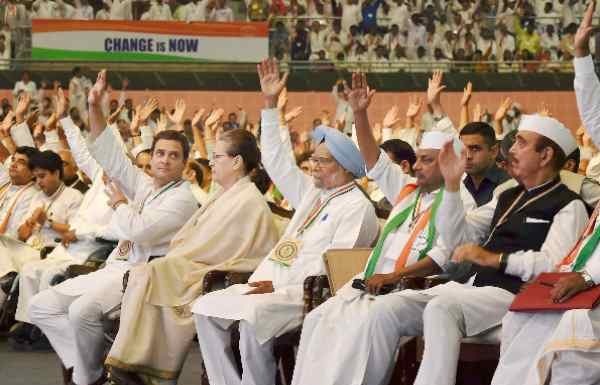 कांग्रेस महाधिवेशन: 2019 के लिए तैयार हुई कांग्रेस, सोनिया ने मोदी पर किया हमला, भावुक राहुल ने माँ को लगाया गले Congress ready for 2019, Sonia attacked Modi