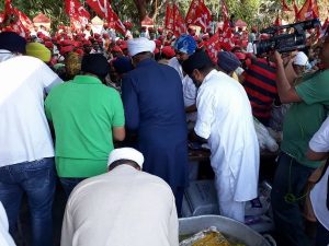 People brought food and water in Mumbai for farmers