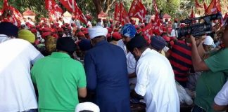 इंसानियत: अन्नदाताओ के लिए मुंबई में खाना और पानी लेकर आये लोग People brought food and water in Mumbai for farmers