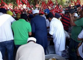 इंसानियत: अन्नदाताओ के लिए मुंबई में खाना और पानी लेकर आये लोग People brought food and water in Mumbai for farmers