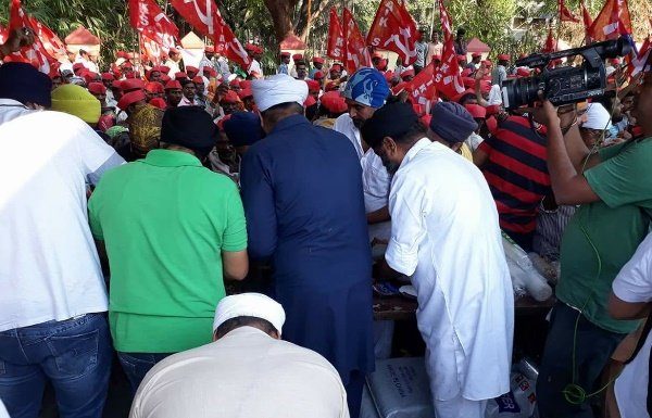 इंसानियत: अन्नदाताओ के लिए मुंबई में खाना और पानी लेकर आये लोग People brought food and water in Mumbai for farmers