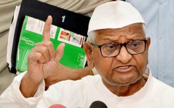 एक बार फिर शुरू हुआ अन्ना का अनशन, इस बार कोर टीम से भरवाया राजनीति में ना आने का एफिडेविट Once again, Anna's sits on fast for lokpal