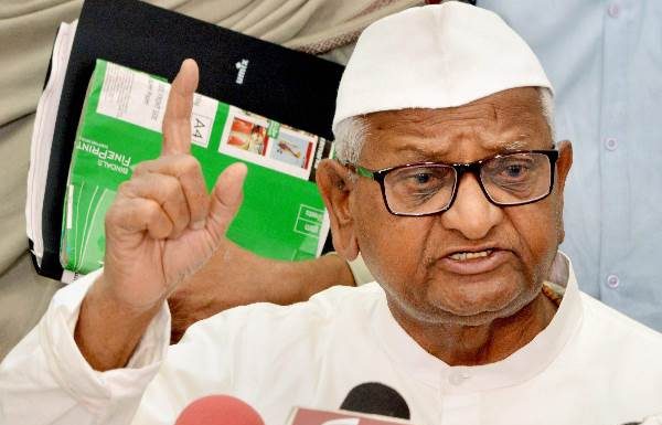 एक बार फिर शुरू हुआ अन्ना का अनशन, इस बार कोर टीम से भरवाया राजनीति में ना आने का एफिडेविट Once again, Anna's sits on fast for lokpal