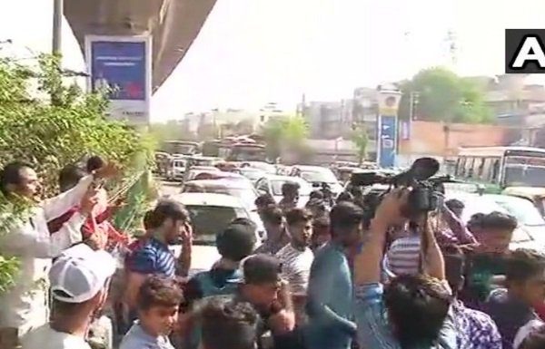 सोशल मीडिया में अब वायरल हो रहा 12वीं सीबीएसई हिंदी का पेपर, छात्रो का अनशन लगातार जारी 12th hindi paper getting viral on social media