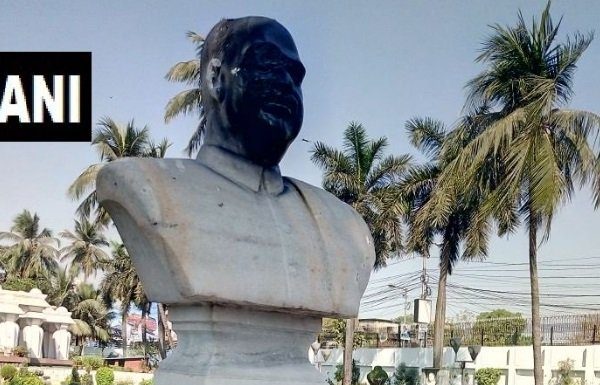 अब कोलकाता में तोड़ी गई श्यामा प्रसाद मुखर्जी की मूर्ती, पोती कालिख Now the idol of Shyama Prasad Mookerjee damaged in kolkatta