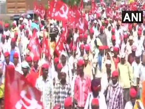 30,000 farmers enters thane to demonstrate in front of assembly
