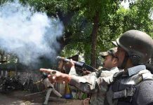 बीजेपी विधायक ने जबरन बंद कराई दुकाने, कहा वोट लेने भी है जरूरी BJP MLA forcibly closed shops, said it is also necessary to vote