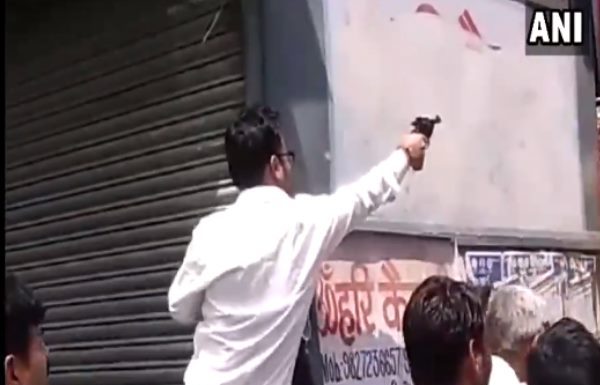 भारतबंद: प्रदर्शनकारियों ने चलाई गोलियां, बहाया खून, कई जगह पुलिस ने की फायरिंग firing by protestors at various places