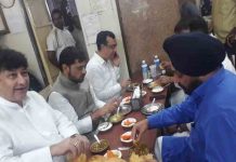 उपवास या उपहास: उपवास के दौरान छोले भटूरे खाते दिखाई दिए कांग्रेसी नेता, बाद में दी ये सफाई congress-leaders-seen-eating-chhole-bhatura