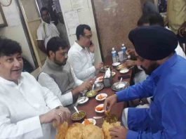 congress-leaders-seen-eating-chhole-bhatura