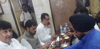 उपवास या उपहास: उपवास के दौरान छोले भटूरे खाते दिखाई दिए कांग्रेसी नेता, बाद में दी ये सफाई congress-leaders-seen-eating-chhole-bhatura