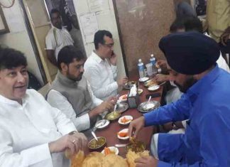 उपवास या उपहास: उपवास के दौरान छोले भटूरे खाते दिखाई दिए कांग्रेसी नेता, बाद में दी ये सफाई congress-leaders-seen-eating-chhole-bhatura