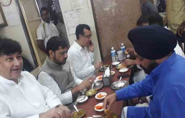 उपवास या उपहास: उपवास के दौरान छोले भटूरे खाते दिखाई दिए कांग्रेसी नेता, बाद में दी ये सफाई congress-leaders-seen-eating-chhole-bhatura