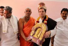 कर्णाटक चुनाव: इस काम में बाजी मार गए राहुल गाँधी, देखते रहे अमित शाह rahul gandhi taken blessings from Niranjanand Puri