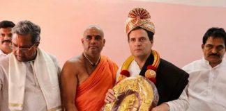 कर्णाटक चुनाव: इस काम में बाजी मार गए राहुल गाँधी, देखते रहे अमित शाह rahul gandhi taken blessings from Niranjanand Puri