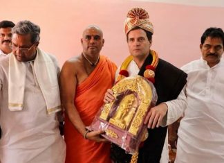 कर्णाटक चुनाव: इस काम में बाजी मार गए राहुल गाँधी, देखते रहे अमित शाह rahul gandhi taken blessings from Niranjanand Puri