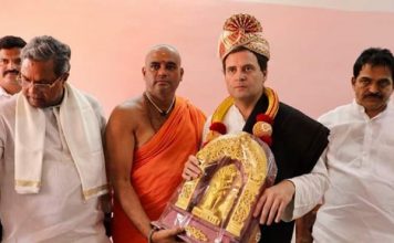 कर्णाटक चुनाव: इस काम में बाजी मार गए राहुल गाँधी, देखते रहे अमित शाह rahul gandhi taken blessings from Niranjanand Puri