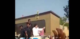 रोड शो के दौरान राहुल के साथ हुआ चौकाने वाला वाक्या, कर्णाटक भाजपा ने बनाया बैटमैन During a road show in karnataka a shocking incident happened with Rahul
