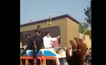 रोड शो के दौरान राहुल के साथ हुआ चौकाने वाला वाक्या, कर्णाटक भाजपा ने बनाया बैटमैन During a road show in karnataka a shocking incident happened with Rahul