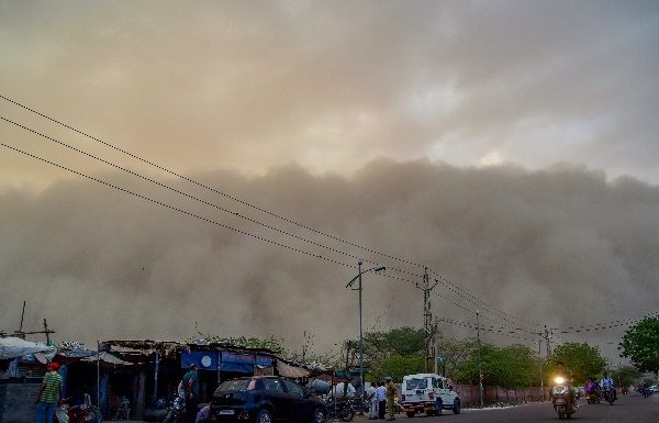 इस वजह से बेमौसम आ रहा है बड़ा आंधी तूफ़ान, अभी सामान्य होने की उम्मीद नहीं unseasonal big storm