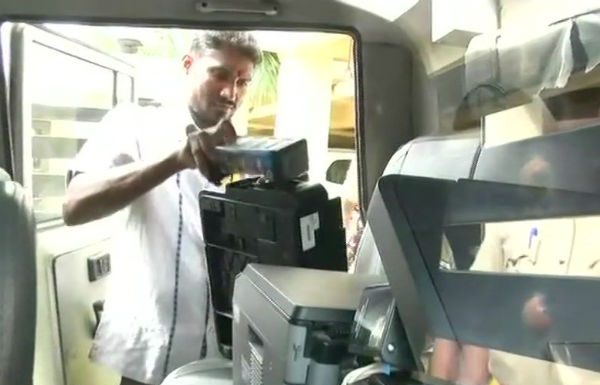 बैंगलोर के एक फ्लैट में मिले 9746 वोटर कार्ड, आरोपों और प्रत्यारोपो का सिलसिला शुरू 9746 voter id card found in a flat in banglore