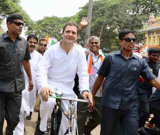 रोड शो में राहुल ने कसा तंज, स्पीकर और एरोप्लेन मोड में रहते है मोदी rahul commented on modi in a road show