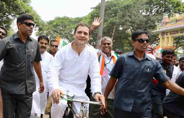 रोड शो में राहुल ने कसा तंज, स्पीकर और एरोप्लेन मोड में रहते है मोदी rahul commented on modi in a road show