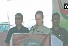 मोदी को चढ़ा है कांग्रेस मुक्त भारत का भूत: सोनिया गाँधी sonia attacked modi in karnataka rally