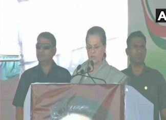 मोदी को चढ़ा है कांग्रेस मुक्त भारत का भूत: सोनिया गाँधी sonia attacked modi in karnataka rally