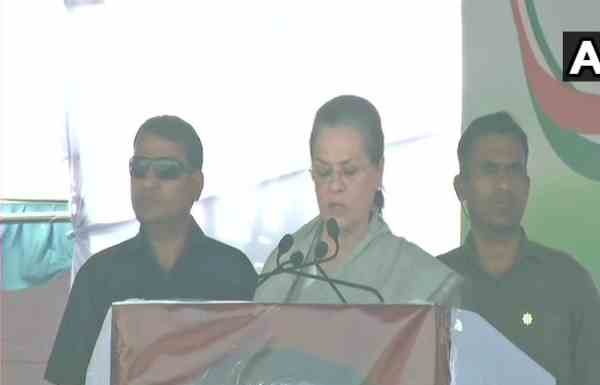 मोदी को चढ़ा है कांग्रेस मुक्त भारत का भूत: सोनिया गाँधी sonia attacked modi in karnataka rally